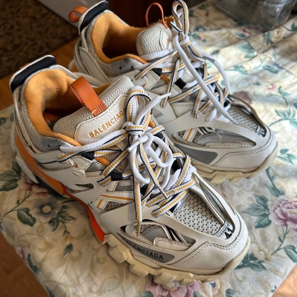 Balenciaga - Picture 1 of 4